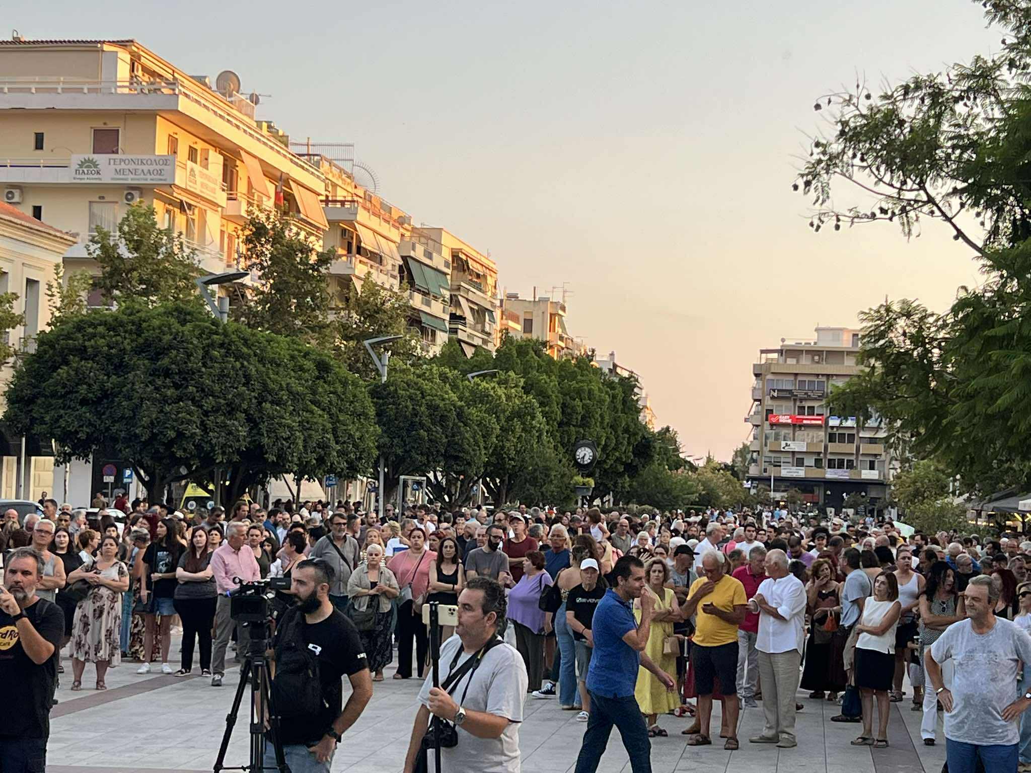 Καλαμάτα: Εκατοντάδες πολίτες στη συγκέντρωση διαμαρτυρίας για τα Τέμπη (βίντεο)