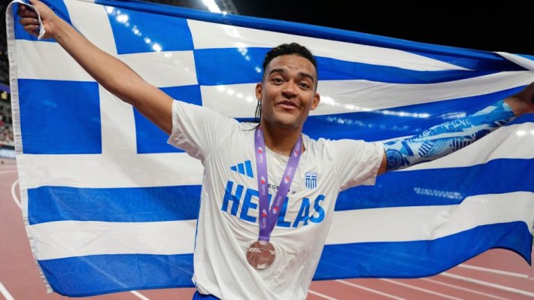 Η απονομή του ασημένιου μεταλλίου στον Εμμανουήλ Καραλή: «Κατάφερα να ολοκληρώσω μια πολύ δύσκολη χρονιά με ένα χαμόγελο»