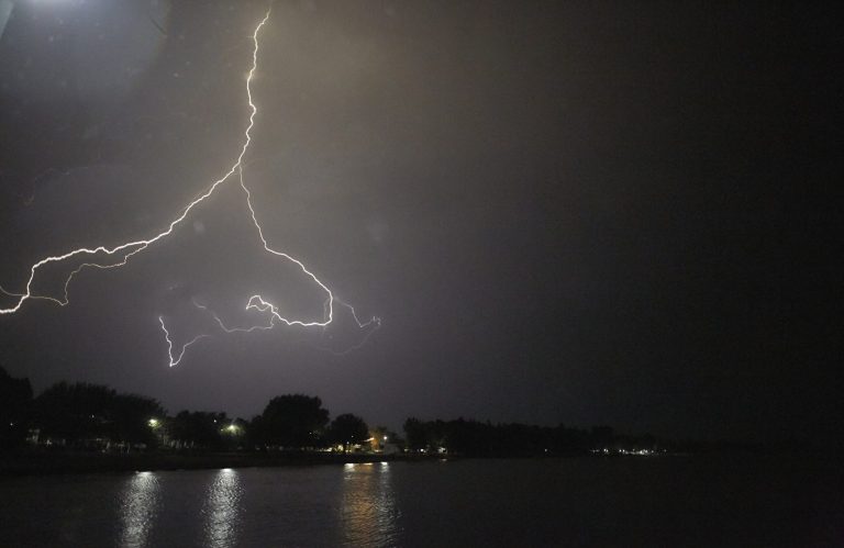 Έρχονται ισχυρές και επίμονες καταιγίδες: Oι περιοχές που θα πλήξουν, πόσο θα διαρκέσουν και τι να προσέξετε