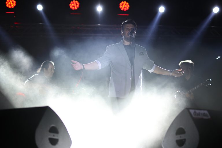 Σε ρυθμούς παζαριού η Λάρισα – Χιλιάδες κόσμου στην χθεσινή πρεμιέρα με τη συναυλία του Π. Κιάμου