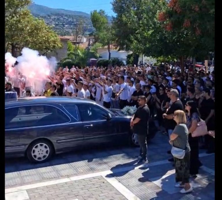 Βόλος: Ράγισαν καρδιές στην κηδεία του 18χρονου Νίκου Παλάσκα