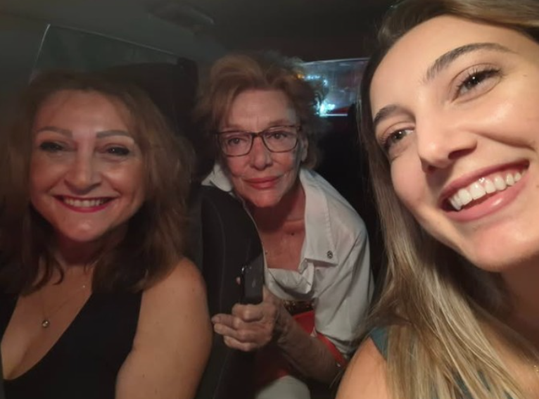 «Μας σκηνοθέτησε τη σέλφι» – Η οδηγός μιλάει στο ΕΡΤnews για την αξέχαστη διαδρομή με τη Μάρω Κοντού