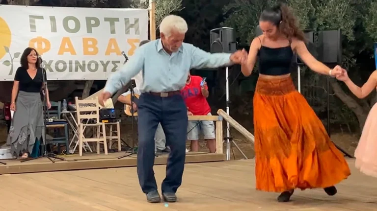 Πέθανε ο 92χρονος Γιώργος Κωβαίος από τη Σχοινούσα που χόρευε με την εγγονή του σε τοπικές γιορτές