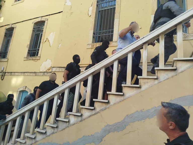 Χανιά: Απολογούνται στον ανακριτή 17 άτομα, ανάμεσά τους οι δύο αδερφοί φερόμενοι ως αρχηγοί της κρητικής μαφίας – Ένας προφυλακιστέος μέχρι στιγμής