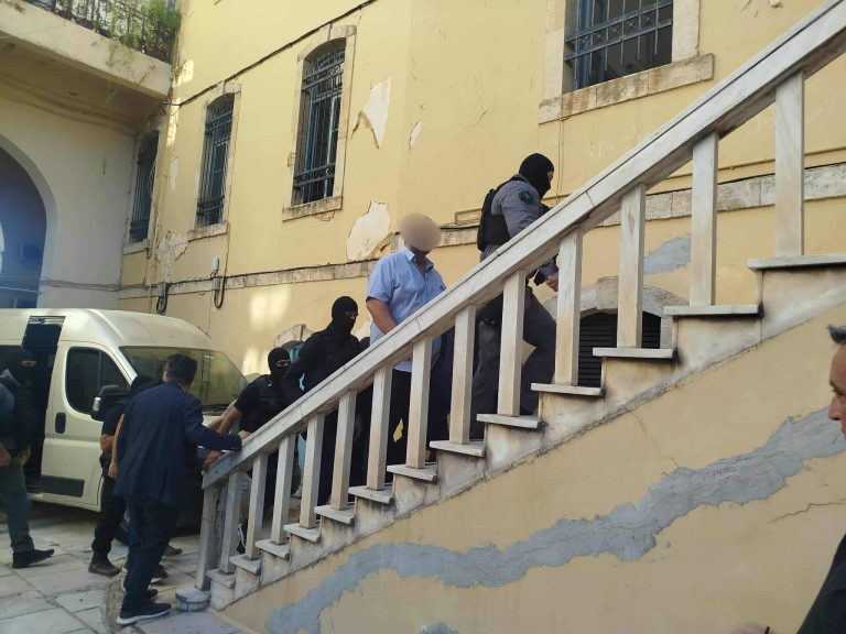 Συνεχίζονται οι απολογίες των κατηγορουμένων για τη μαφία της Κρήτης.
