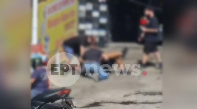 Μπουνιές και κλοτσιές στη μέση του δρόμου σε καβγά οδηγών για την… προτεραιότητα στο φανάρι – Αποκλειστικό βίντεο