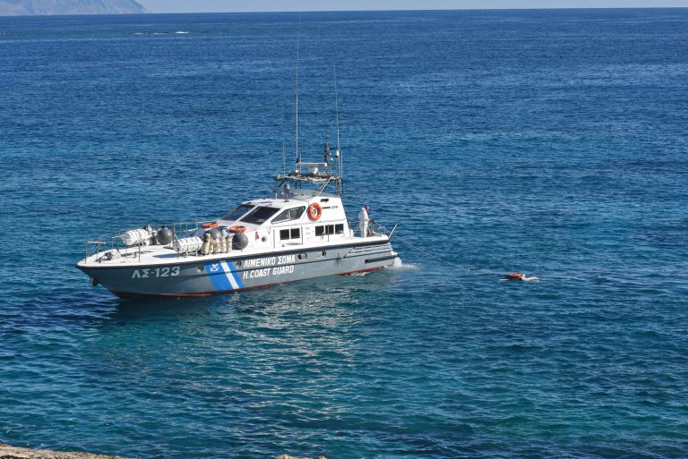 Σε εξέλιξη επιχείρηση διάσωσης τεσσάρων αλλοδαπών στον κόλπο Αγίου Όρους
