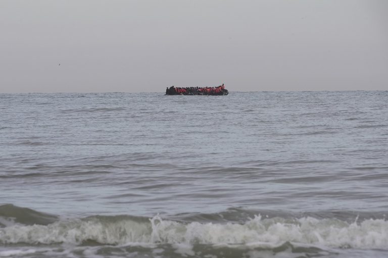 Το Λονδίνο ξεκινά καμπάνια στη Γαλλία για να αποτρέψει τις διαπλεύσεις της Μάγχης