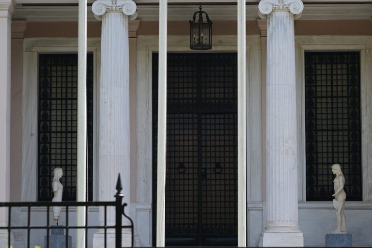 «Διαστρέβλωση της πραγματικότητας. Το ποτάμι δεν γυρίζει πίσω, η χώρα πηγαίνει μπροστά» απαντούν κυβερνητικές πηγές στον Τσίπρα