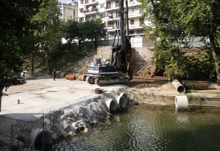 Άρχισαν οι εργασίες για την ανακατασκευή της πεζογέφυρας Μαρούγγαινας στα Τρίκαλα