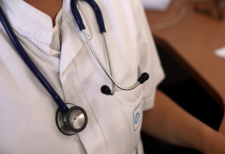 Γαλλία: Εθελοντές γιατροί στις “ιατρικές ερήμους”- Μια πολιτική που μπορεί να αλλάξει τα δεδομένα