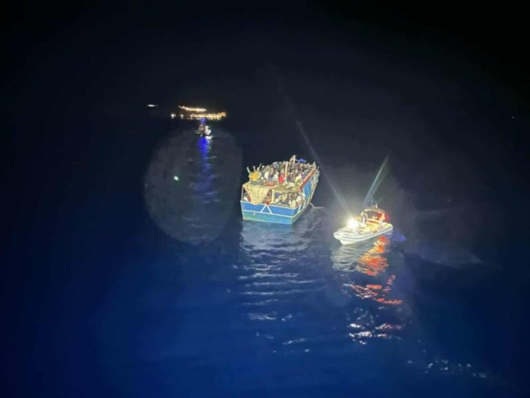 Νυχτερινή διάσωση μεταναστών επιχειρεί το λιμενικό νότια της Γαύδου