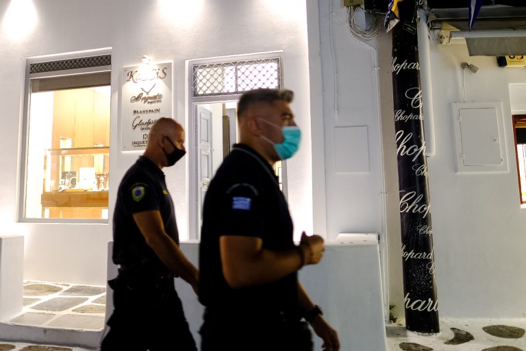 «Χρυσοδάχτυλος» διαρρήκτης στη Μύκονο εν δράσει – Άρπαξε ακόμα και τις βέρες επιχειρηματία πριν από τον γάμο