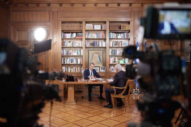 «Η χώρα πρέπει να γυρίσει σελίδα»: Πυρ ομαδόν από την αντιπολίτευση για τη συνέντευξη Μητσοτάκη