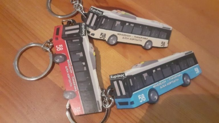 Θεσσαλονίκη:  Ο οδηγός που χαρίζει ξύλινα μπρελόκ σε σχήμα λεωφορείου και το χαμένο πορτοφόλι που “αποκάλυψε” το μυστικό του