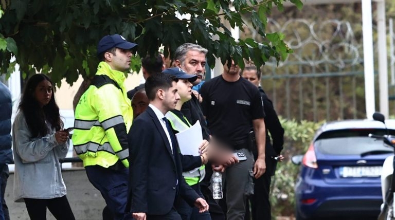 Β. Μπισμπίκης: Ποινική δίωξη για πλημμέλημα στον ηθοποιό που προκάλεσε τροχαίο στη Φιλοθέη και εξαφανίστηκε