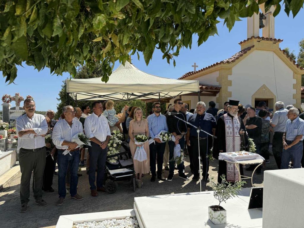 Χανιά: Σε κλίμα συγκίνησης το ετήσιο μνημόσυνο του Μίκη Θεοδωράκη στο Κοιμητήριο του Γαλατά