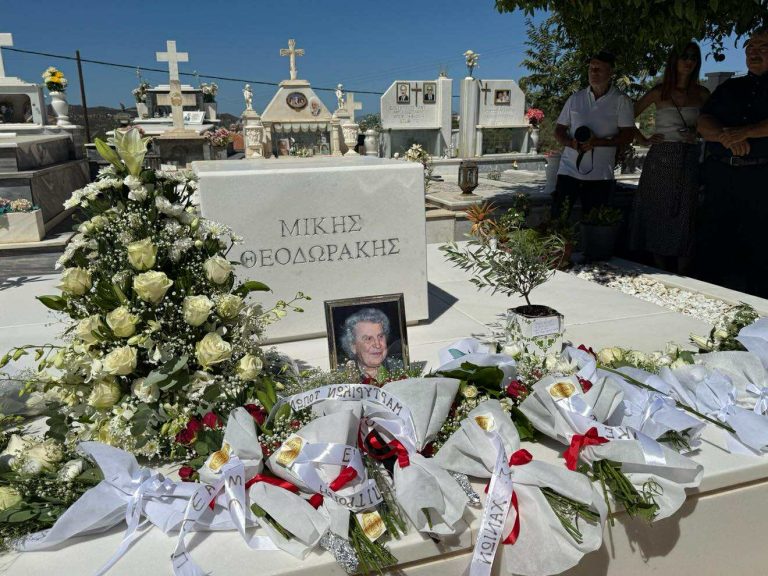 Χανιά: Σε κλίμα συγκίνησης το ετήσιο μνημόσυνο του Μίκη Θεοδωράκη στο Κοιμητήριο του Γαλατά