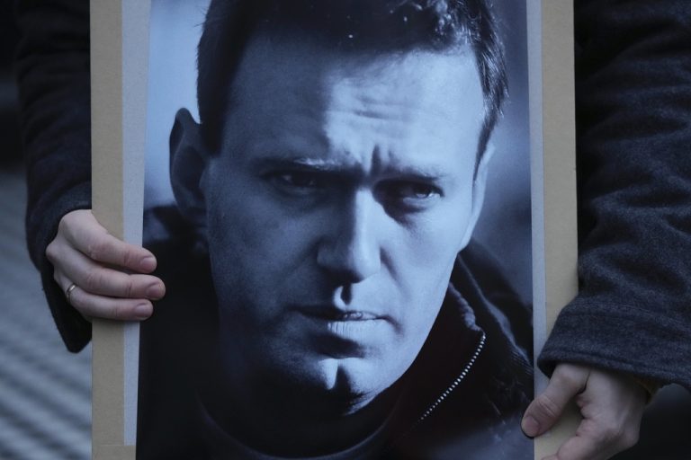 Άγνοια δηλώνει το Κρεμλίνο για τους ισχυρισμούς περί δηλητηρίασης του Ναβάλνι – «Είμαστε ανοιχτοί για διπλωματική λύση του ουκρανικού»