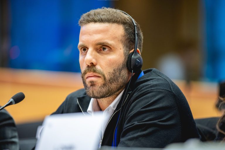 Φραστικό επεισόδιο σε βάρος του Νίκου Παππά στο Κολωνάκι –  Μήνυση κατέθεσε ο ευρωβουλευτής