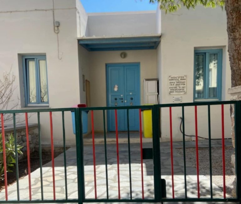 Σύρος: Μητέρα σε ρόλο σχολικού νοσηλευτή – Τι απαντά ο υφυπουργός Παιδείας Κ. Βλάσης