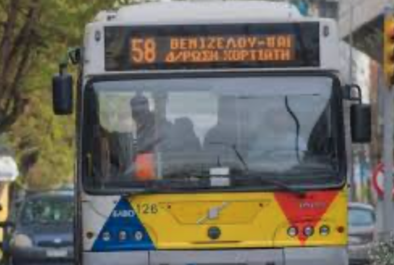Θεσσαλονίκη:  Ο οδηγός που χαρίζει ξύλινα μπρελόκ σε σχήμα λεωφορείου και το χαμένο πορτοφόλι που “αποκάλυψε” το μυστικό του