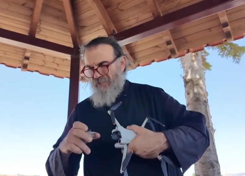 Νεάπολη Κοζάνης: «Viral» ο Ιερέας που «σηκώνει» drone, έχει κανάλι στο YouTube και προβάλλει το Βόιο Κοζάνης