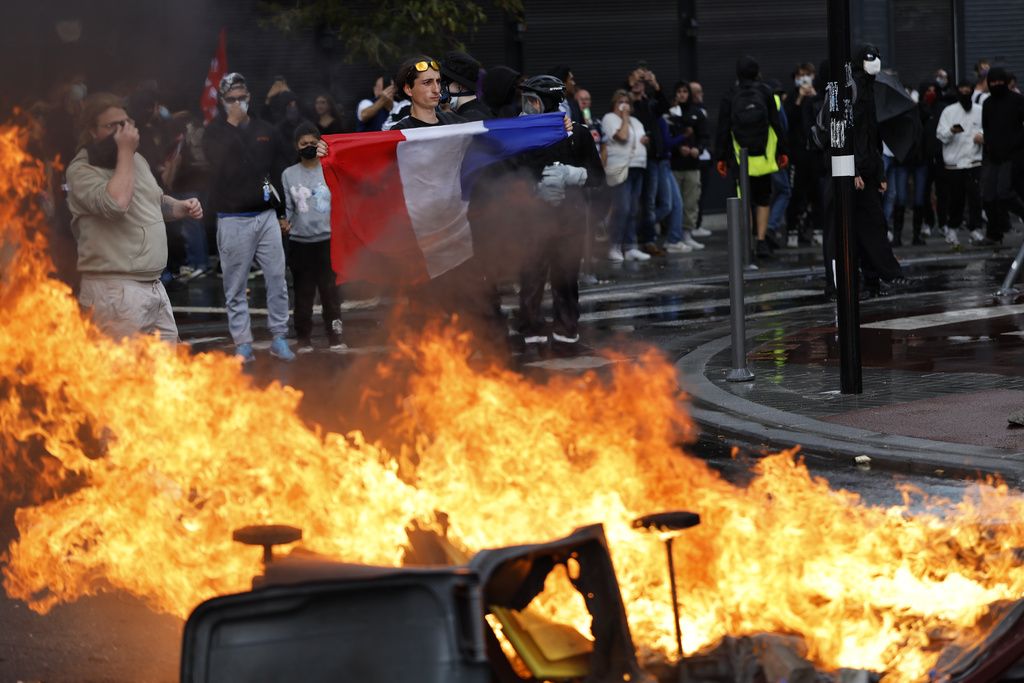 Υπό πίεση η Γαλλία μετά την υποβάθμιση από τον οίκο Fitch – Στο επίκεντρο ο προϋπολογισμός λιτότητας