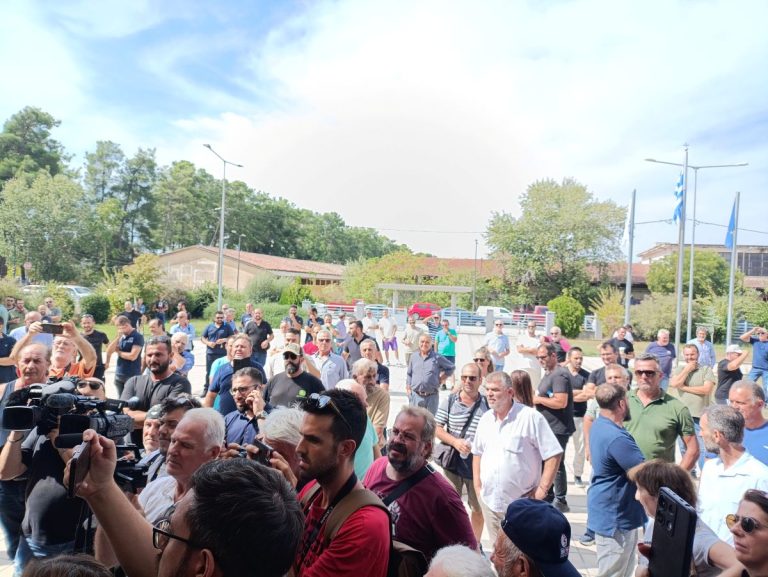 Συγκέντρωση διαμαρτυρίας κτηνοτρόφων για την ευλογιά στην Περιφέρεια Θεσσαλίας – Τι ζητούν