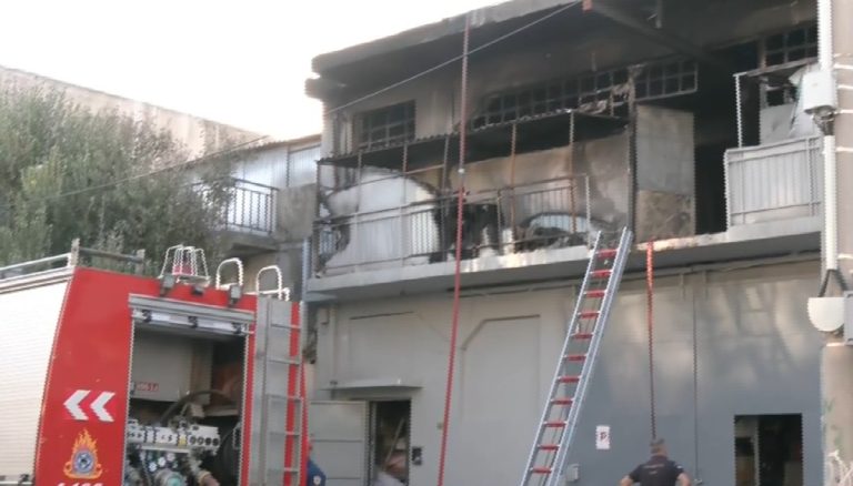 Περιστέρι: Καταστράφηκε ολοσχερώς το κτήριο από τη φωτιά σε βιοτεχνία – Ένας τραυματίας από καπνούς