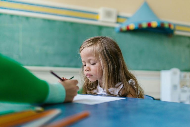 Σχολείο χωρίς άγχος:  7 στρατηγικές για να διαβάζει σωστά το παιδί