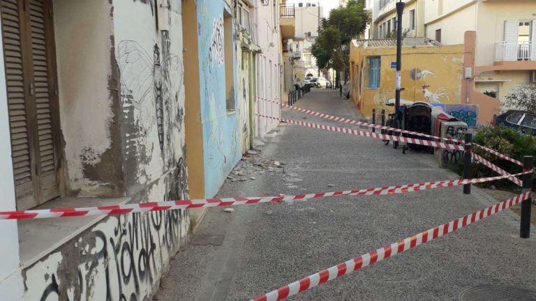 Ηράκλειο: Έπεσαν μπαλκόνι και τμήμα παλαιού κτιρίου στην παλιά πόλη