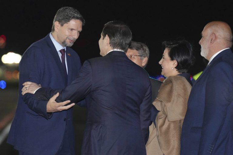 Μάρκο Ρούμπιο στον Ισημερινό