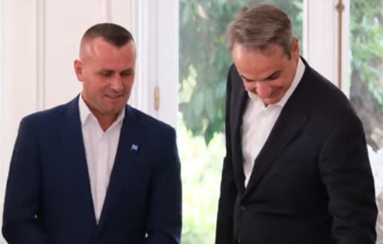 Tιμητική πολιτογράφηση του Γκόγκα Λεντιάν από τον Πρωθυπουργό