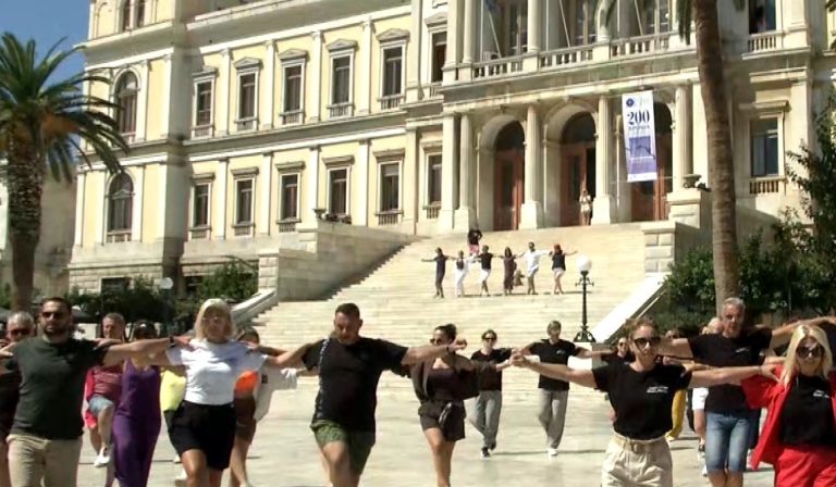 Σύρος: Symposium International- «Πλημμύρισε» η πλατεία Μιαούλη με μουσική και παραδοσιακούς χορούς
