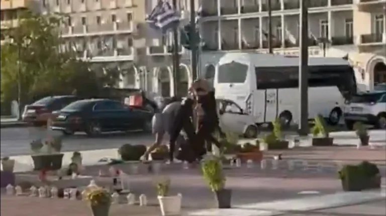 Πέντε συλλήψεις για τη συμπλοκή μπροστά στο Μνημείο του ‘Αγνωστου Στρατιώτη