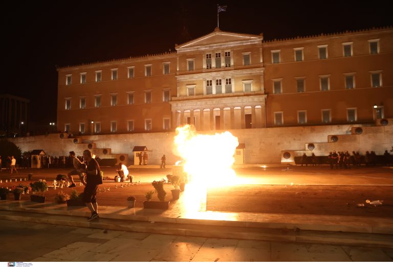 Συγκέντρωση για τα Τέμπη: Επεισόδια στο Σύνταγμα – Έπεσαν μολότοφ