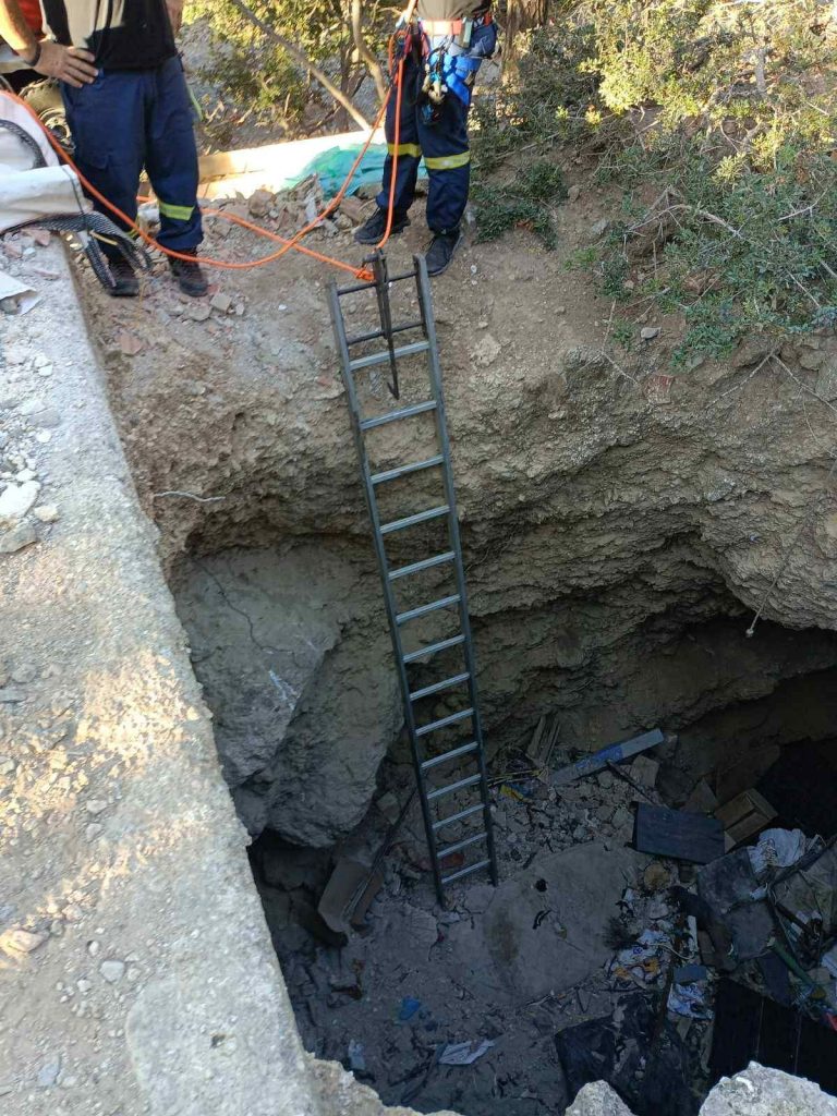 Χανιά: Πυροσβέστες και άνδρες της ΕΜΑΚ έσωσαν τέσσερα κουτάβια στην Κίσαμο – Είχαν πέσει μέσα σε βάραθρο