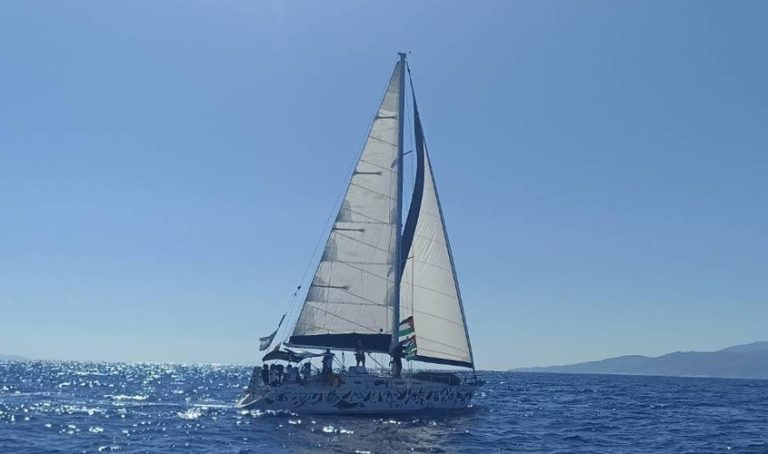 Στη Μήλο τα 6 σκάφη της ελληνικής αποστολής για τη Γάζα