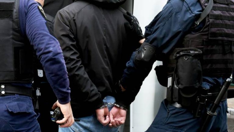 Παράνομος μετανάστης κυκλοφορούσε με δαχτυλίδι-καρφί και μαχαίρι τύπου “πεταλούδα”