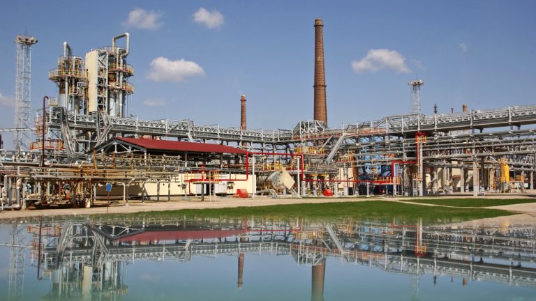Ουκρανικά drones έπληξαν μεγάλη εγκατάσταση της Gazprom στη Ρωσία – Σε εξέλιξη πυρκαγιά