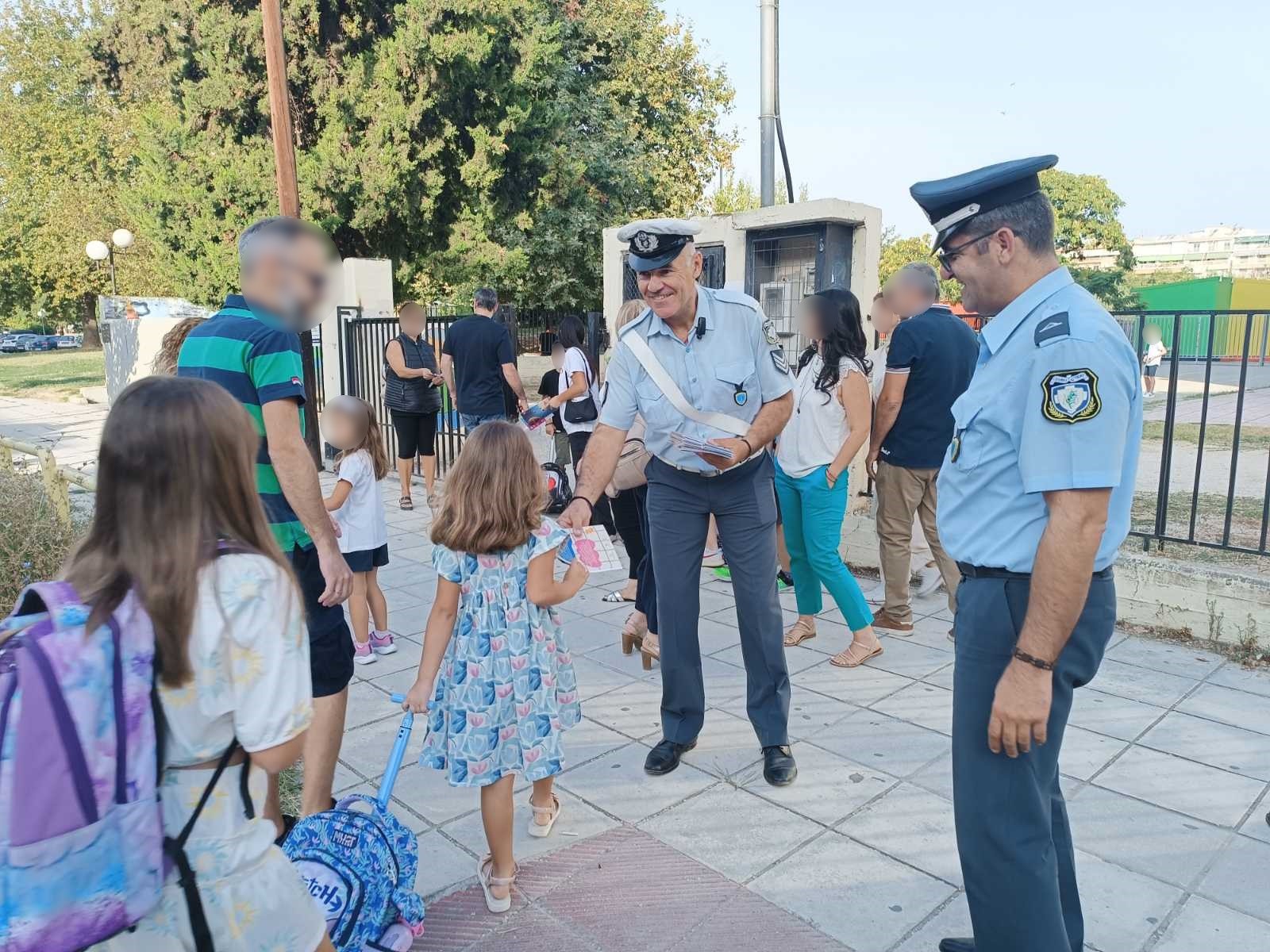 Αστυνομικοί μοίρασαν σε μαθητές περιοχών της Κεντρικής Μακεδονίας ενημερωτικό υλικό για την οδική ασφάλεια