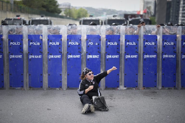 Κωνσταντινούπολη: Συγκρούσεις έξω από τα γραφεία του Ρεπουμπλικανικού Λαϊκού Κόμματος μεταξύ αστυνομίας, βουλευτών και υποστηρικτών του