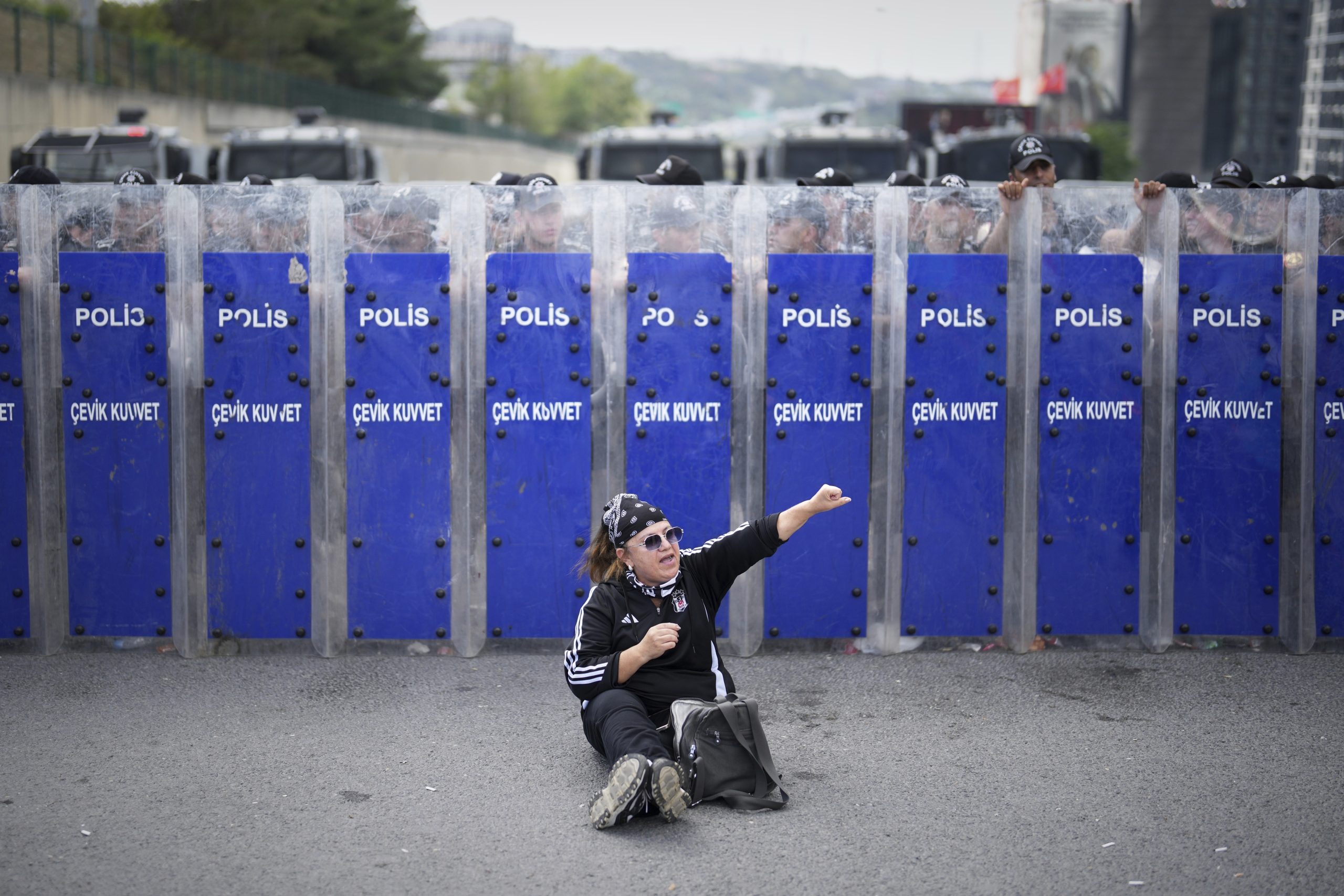 Κωνσταντινούπολη: Συγκρούσεις έξω από τα γραφεία του Ρεπουμπλικανικού Λαϊκού Κόμματος μεταξύ αστυνομίας, βουλευτών και υποστηρικτών του
