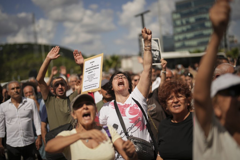 Κωνσταντινούπολη: Συγκρούσεις έξω από τα γραφεία του Ρεπουμπλικανικού Λαϊκού Κόμματος μεταξύ αστυνομίας, βουλευτών και υποστηρικτών του
