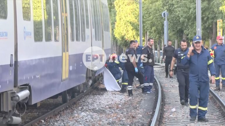 Συρμός του προαστιακού παρέσυρε πεζό και τον τραυμάτισε θανάσιμα στο Μεταξουργείο – Επιχείρησε να διασχίσει κάθετα τις γραμμές