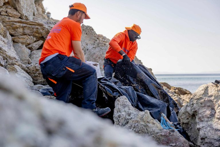 Λέσβος: 75 τόνους απορρίμματα περισυνέλεξε το πλοίο “Τυφώνας” – Ανάμεσά τους λέμβοι, μηχανές και σωσίβια, “αποτύπωμα” των μεταναστευτικών ροών