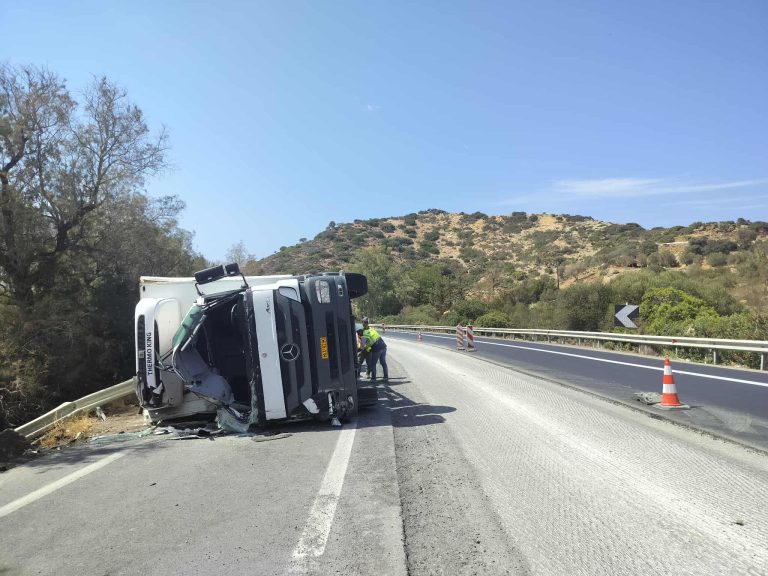 Ζάκυνθος: Ανατροπή φορτηγού – Aπεγκλωβισμός του συνοδηγού