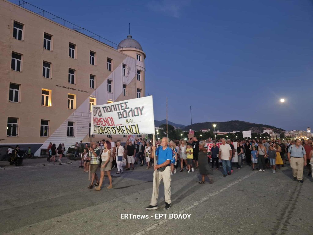 Συγκέντρωση για τα Τέμπη: Πλήθος κόσμου στο Σύνταγμα ζήτησε δικαίωση των θυμάτων