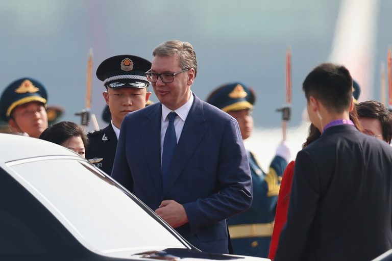 Σερβία: Επίσκεψη του Αλ. Βούτσιτς στην Κίνα – Μαζικές αντικυβερνητικές διαδηλώσεις σε μεγάλες πόλεις